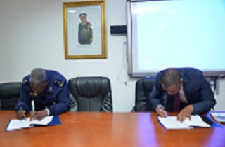 Assinaturas Assinatura do Memorando entre a Excia. Brigadeiro Dinis Kibamguilako Diretor Adjunto da Organização do ISTM e representante do INAMET.