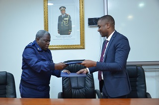 Troca de Assinaturas Troca de assinaturas entre sua Excia. Brigadeiro Dinis Kibamguilako Diretor Adjunto da Organização do ISTM e representante do INAMET