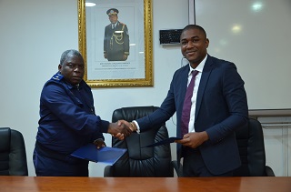 Saudação Saudação entre a sua Excia Brigadeiro Dinis Kibamguilako Diretor Adjunto para a Organização do ISTM e o representante do INAMET